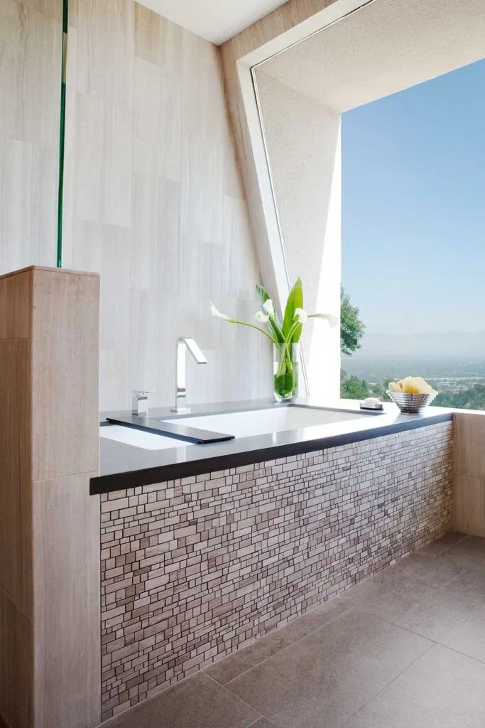 Los Angeles Contemporary: the bathroom