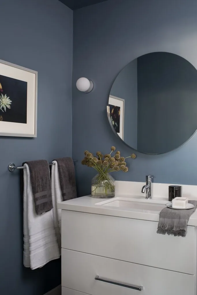 Los Angeles Pied-a-Terre: the powder room