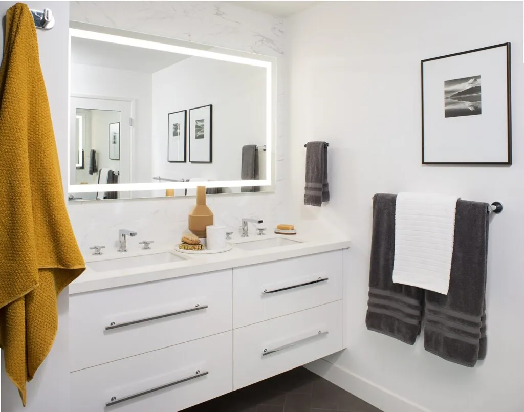 Los Angeles Pied-a-Terre: the bathroom