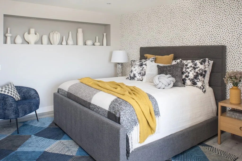 Los Angeles Pied-a-Terre: the main bedroom