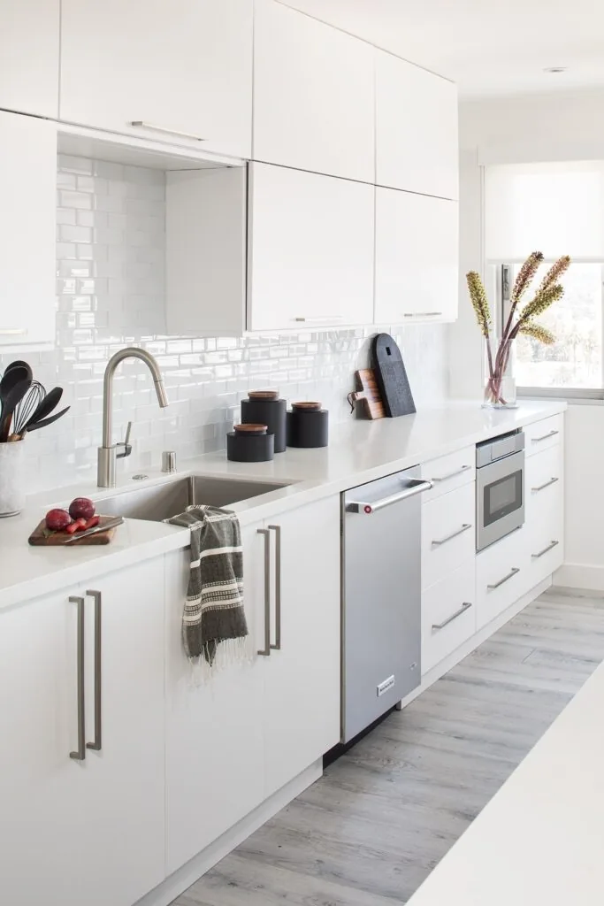 Los Angeles Pied-a-Terre: the kitchen
