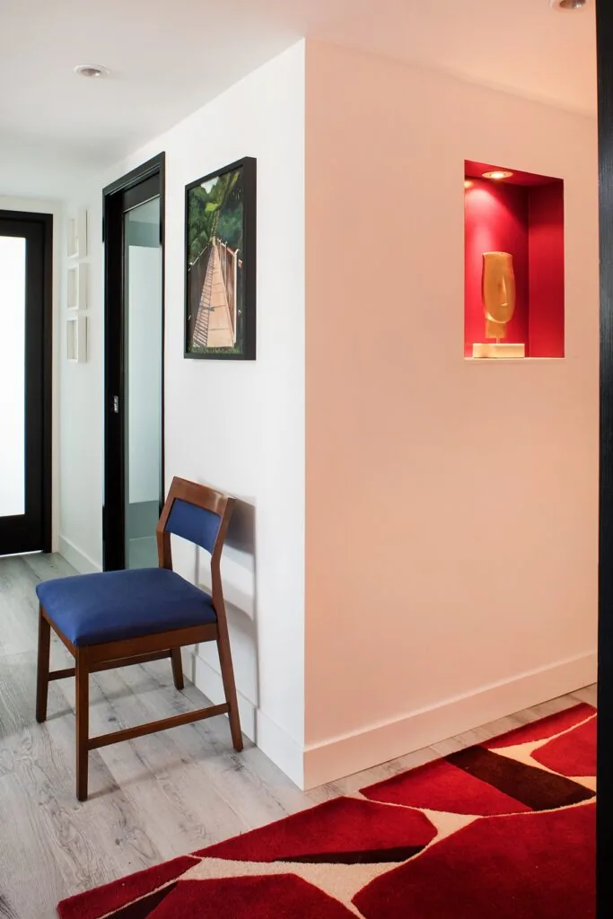 Los Angeles Pied-a-Terre: the entry