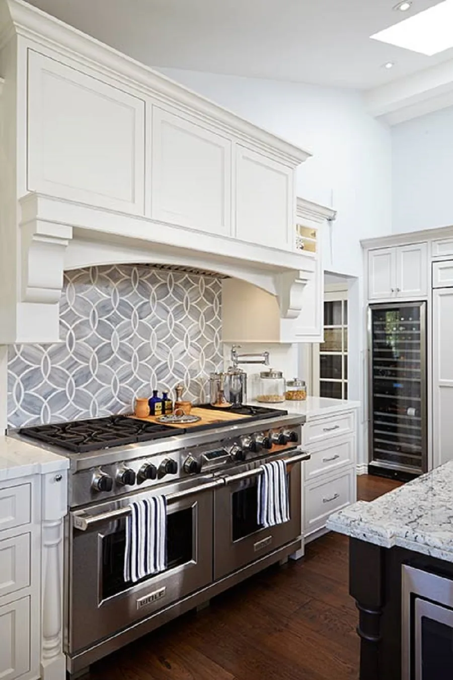 Tarzana Traditional: the kitchen